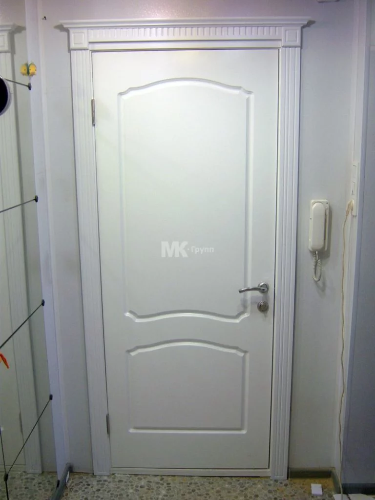 Дверь Альфа, цвет Белый + декоративный погонаж фабрики Дверия